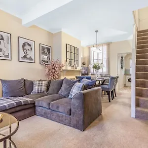 Centre Cottage, Sleeps 6 With Free Parking Holiday home Chester