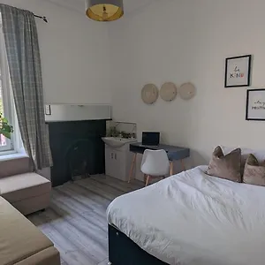 Huge In The City Apartment Edinburgh